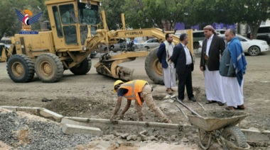 نائب رئيس الوزراء لشؤون الخدمات يدشن مشاريع خدمية بأمانة العاصمة